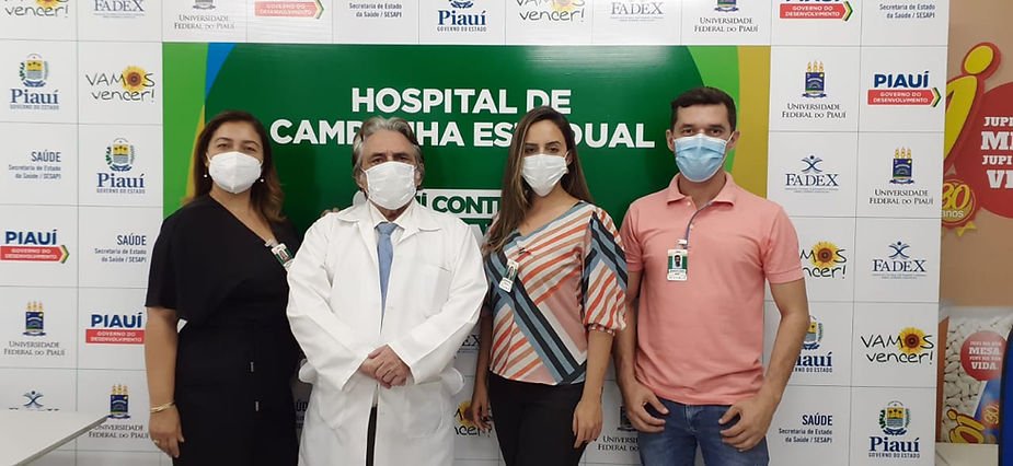 Dr. Raimundo Leal juntamente com Alvina Santos, Gerente Administrativa, Juliana Porto - Coordenadora de RH e Domingos Júnior - Técnico de Segurança do trabalho do Hospital de Campanha do Piauí 